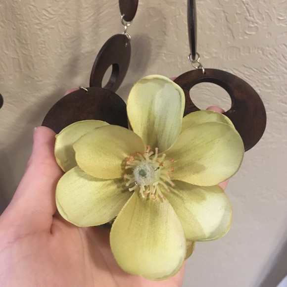 Fun statement necklace - Picture 2 of 2